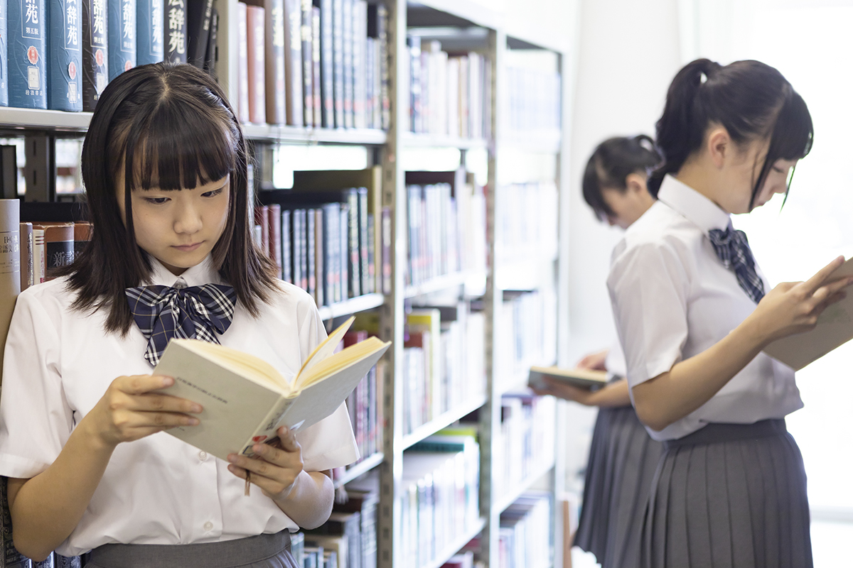 図書室の少女たち